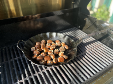 Preview: ALPENLINE geschmiedete Eisenpfanne ø 30 cm mit Hakenstiel und Gegengriff und 6 cm hohem Wellenrand