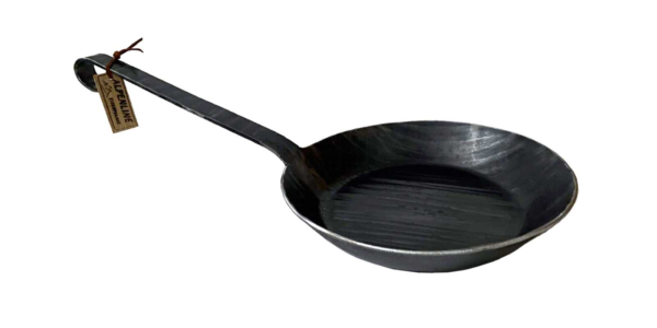 ALPENLINE Frundsbergpfanne warm geschmiedete Eisenpfanne ø 24 cm mit Hakenstiel